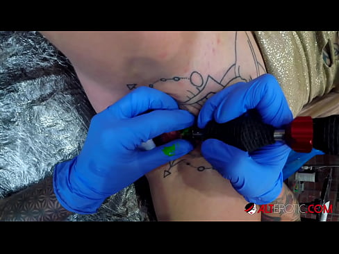 ❤️ Itin tatuiruota karšta Sully Savage gavo tatuiruotę ant savo klitorio ❌  Seksas prie porno lt.higlass.ru ﹏